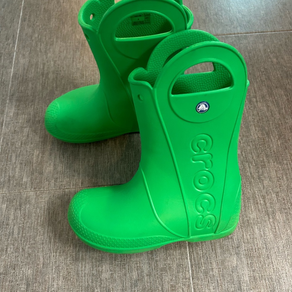 CROCS Kids Bright Green Rain Boots. Big Kids 3.